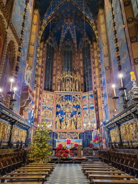 KRAKOW, POLAND, 7 HAZİRAN 2022: St Mary Bazilikasının İçi