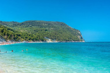 SIROLO, İtalya, 23 Temmuz 2021: Marche Bölgesi 'ndeki Conero Dağı' nın aşağısındaki Urbani Sahili 'nde turistler