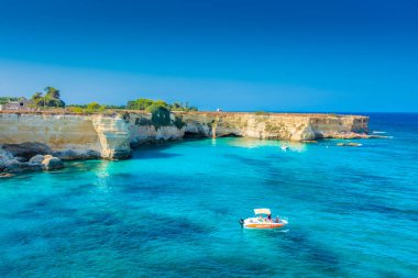 SALENTO, İtalya, 11 AĞUSTOS 2021: Apulia 'nın güzel kristal berraklığı kayalıklardan ve Sant' Andrea 'nın deniz yığınlarından