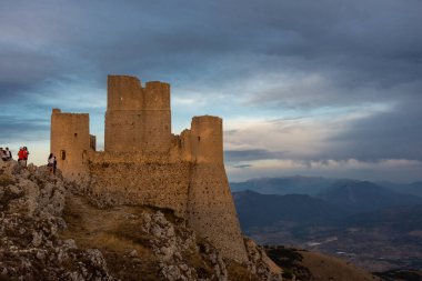 CALASCIO, İtalya, 8 AĞUSTOS 2021: Gran Sasso Ulusal Parkı 'ndaki Rocca Calascio Kalesi, Abruzzo