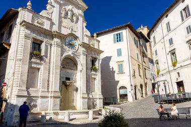 SPOLETO, İtalya, 7 AĞUSTOS 2021: Ortaçağ tarihi merkezinde kare