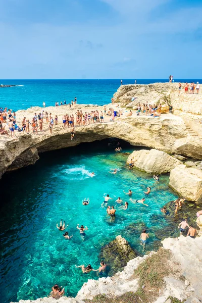 Salento Olaszország August 2021 Emberek Búvárkodás Kristálytiszta Víz Grotta Della — Stock Fotó