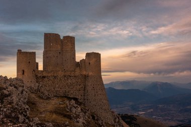 CALASCIO, İtalya, 8 AĞUSTOS 2021: Gran Sasso Ulusal Parkı 'ndaki Rocca Calascio Kalesi, Abruzzo