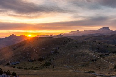 Gran Sasso Ulusal Parkı, Abruzzo, İtalya üzerinde çarpıcı bir gün batımı