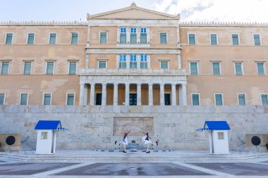 ATİNA, GREECE, 12 ARALIK 2021: Atina 'nın ulusal parlamento önündeki geleneksel muhafız değişimi