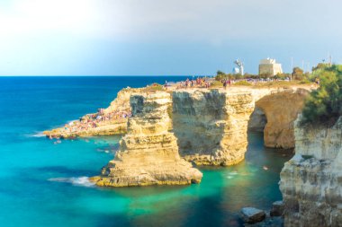 SALENTO, İtalya, 11 AĞUSTOS 2021: Apulia 'nın güzel kristal berraklığı kayalıklardan ve Sant' Andrea 'nın deniz yığınlarından