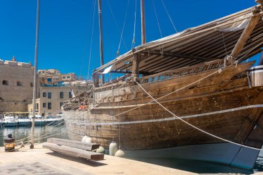 Birgu, Malta, 22 Mayıs 2022: Birgu limanında antik ahşap gemi