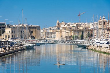 Birgu, Malta, 22 Mayıs 2022: Birgu 'nun geleneksel limanı, üç şehirden biri.