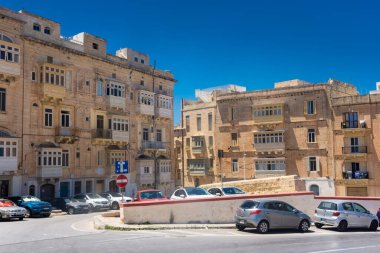 Valletta, Malta, 22 Mayıs 2022 Valletta 'nın eski şehir merkezinde bir sokak.