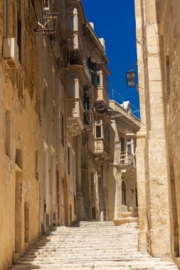 Birgu 'daki eski bir caddenin manzarası, Malta' nın üç şehrinden biri.
