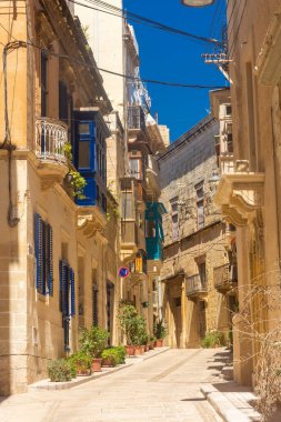 Birgu 'daki eski bir caddenin manzarası, Malta' nın üç şehrinden biri.