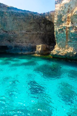 Malta kayalıklarının altında kristal berrak su