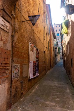 Montepulciano, İtalya, 16 Nisan 2022: Tarihi merkez cadde