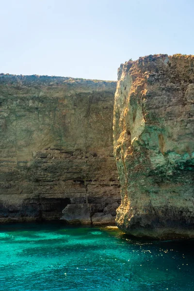 Malta kayalıklarının altında kristal berrak su