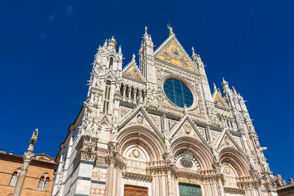Εξωτερικό Του Καταπληκτικού Καθεδρικού Ναού Της Σιένα Τοσκάνη Ιταλία — Φωτογραφία Αρχείου