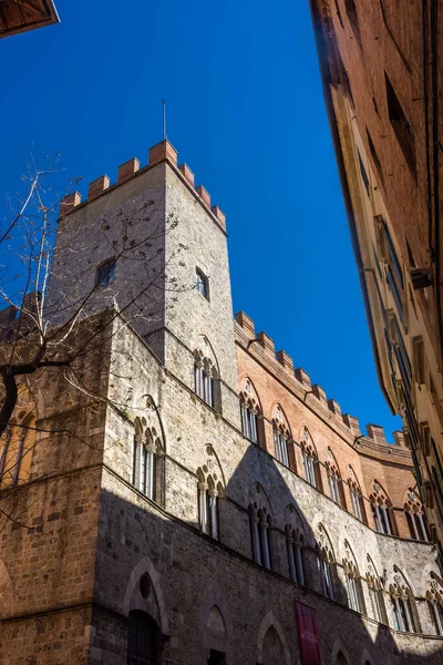 Středověká Věž Historickém Centru Sieny Itálie — Stock fotografie