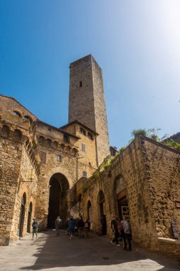 San Gimignano, İtalya, 15 Nisan 2022: Tarihi merkezdeki kulelerin manzarası