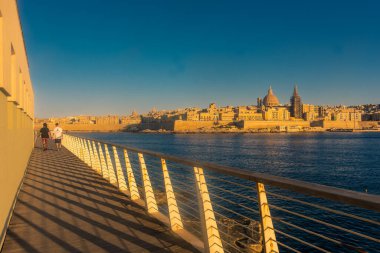 Valletta, Malta, 22 Mayıs 2022: Gün batımında Valletta ufuk çizgisinin güzel manzarası, Sliema 'nın gezinti alanından manzara