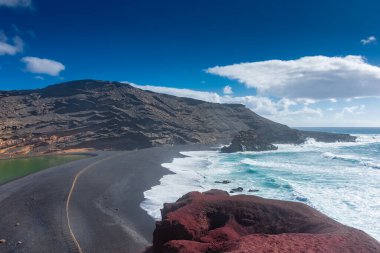 İspanya 'nın Lanzarote kentindeki El Golfo volkanik plajının manzarası