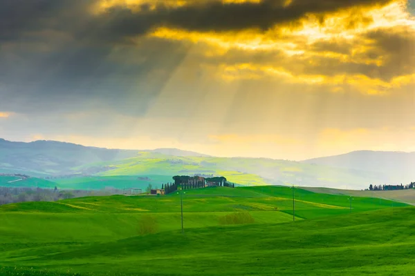 Удивительные Лучи Света Среди Облаков Над Зелеными Полями Тосканы Италия — стоковое фото