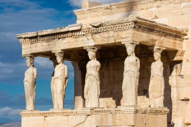 Yunanistan 'ın başkenti Atina' daki Caryatides ve kadın heykelleri
