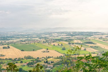 Günbatımında İtalya 'nın Recanati kentinden Marche kırsalının güzel manzarası