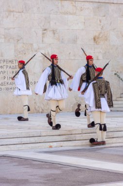 ATİNA, GREECE, 12 ARALIK 2021: Atina 'nın ulusal parlamento önündeki geleneksel muhafız değişimi