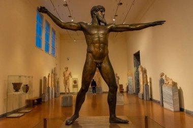 ATENS, GREECE, 12 ARALIK 2021: Ulusal arkeoloji müzesinde Zeus veya Poseidon 'un bronz heykeli