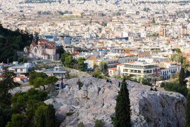 ATENS, GREECE, 12 ARALIK 2021: Şehrin ve Ortodoks Kilisesi 'nin havadan görünüşü