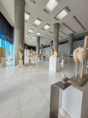 ATENS, GREECE, 12 ARALIK 2021: Antik Yunan bulgularıyla çağdaş Akropol Müzesinin İçi