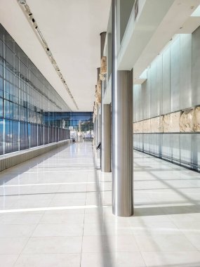 ATENS, GREECE, 12 ARALIK 2021: Antik Yunan bulgularıyla çağdaş Akropol Müzesinin İçi