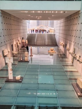 ATENS, GREECE, 12 ARALIK 2021: Çağdaş Akropolis Müzesi 'nin içinde antik Yunan bulgularıyla birlikte orijinal sütun heykelleri