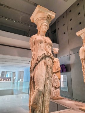 ATENS, GREECE, 12 ARALIK 2021: Çağdaş Akropolis Müzesi 'nin içinde antik Yunan bulgularıyla birlikte orijinal sütun heykelleri