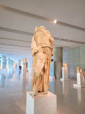 ATENS, GREECE, 12 ARALIK 2021: Antik Yunan bulgularıyla çağdaş Akropol Müzesinin İçi
