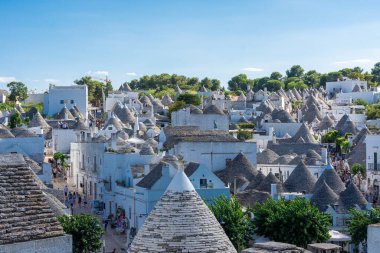 ALBEROBELLO, İtalya, 19 AĞUSTOS 2021: Alberobello 'da, Puglia, güney İtalya' da tipik evleri 