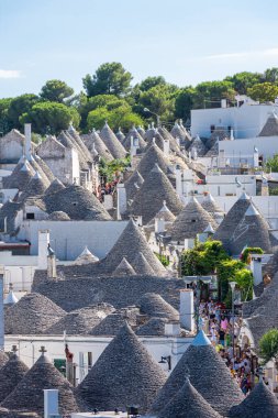 ALBEROBELLO, İtalya, 19 AĞUSTOS 2021: Alberobello 'da, Puglia, güney İtalya' da tipik evleri 
