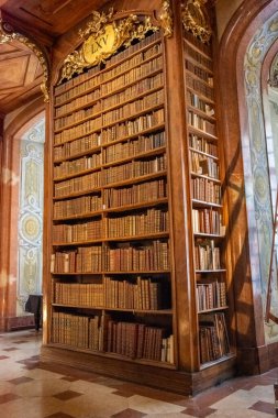 Vienna, AUSTRIA, 19 Şubat 2022: Avusturya Ulusal Kütüphanesi - Hofburg Sarayı 'nda bulunan eski Barok kütüphanesi. Bir sürü kitabı olan Büyük Salon.