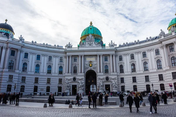 Βιεννα Αυστρια Φεβρουαριου 2022 Άνθρωποι Που Περπατούν Κοντά Στο Hofburg — Φωτογραφία Αρχείου