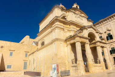 Valletta, Malta, 22 Mayıs 2022: Valletta şehir merkezindeki kilise