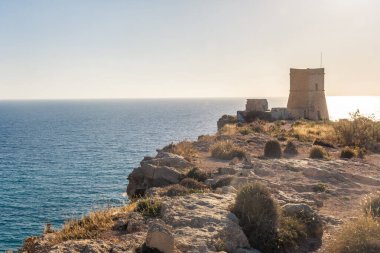 Gün batımında Ghajn Tuffieha Kulesi, Malta