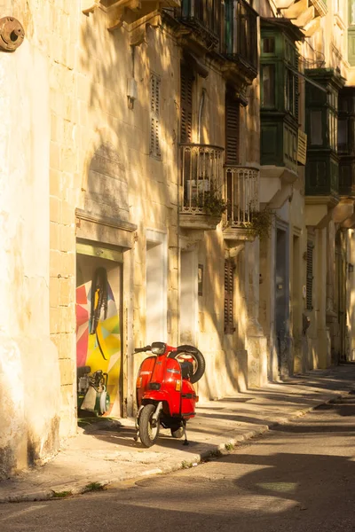 Valletta Malta Mayıs 2022 Kırmızı Vespa Motosikleti Valletta Eski Kasabasında — Stok fotoğraf