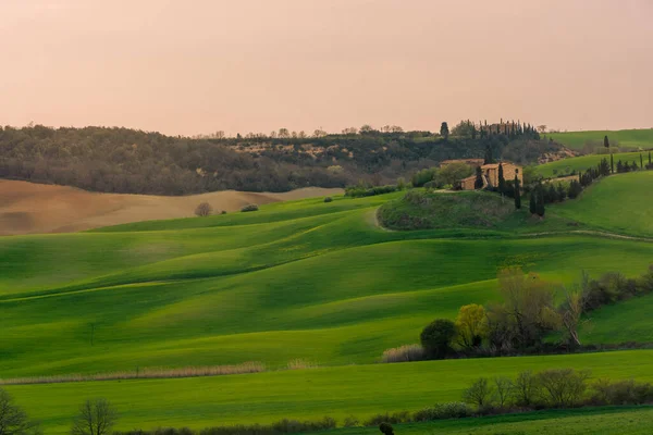 Blick Auf Einen Bauernhof Auf Den Grünen Hügeln Der Toskanischen — Stockfoto