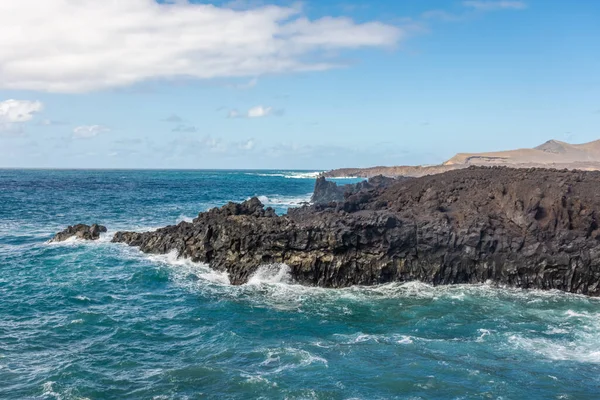 Мощные Волны Атлантического Океана Разбивающиеся Вулканических Скалах Лос Эрвидерос Лансароте — стоковое фото