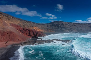 İspanya 'nın Lanzarote kentindeki El Golfo volkanik plajının manzarası