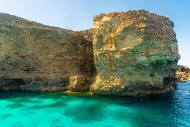 Malta kayalıklarının altında kristal berrak su