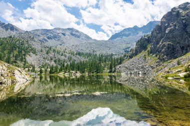 Avic Gölü 'nün yansıması, Aosta Vadisi, İtalya