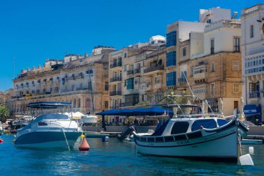Birgu, Malta, 22 Mayıs 2022: Birgu 'nun geleneksel limanı, üç şehirden biri.