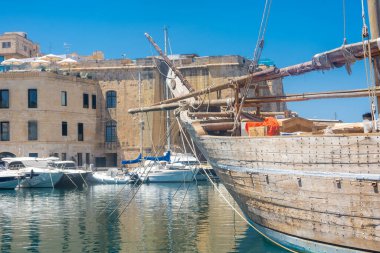Birgu, Malta, 22 Mayıs 2022: Birgu limanında antik ahşap gemi