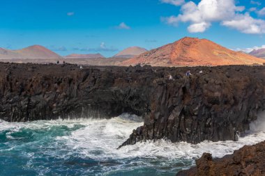 Atlantik Okyanusu 'nun güçlü dalgaları 20 Mart 2022' de İspanya 'nın Kanarya Adaları, Lanzarote kentindeki Los Hervideros volkanik kayalıklarına çarpar.