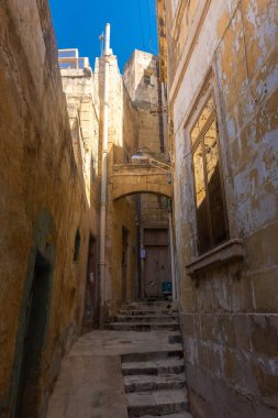 Birgu 'daki eski bir caddenin manzarası, Malta' nın üç şehrinden biri.